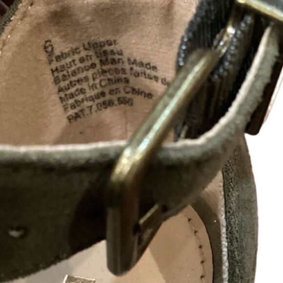 EXPRESS Perforated chunky block heel shoes olive green size 6 peep toe - Picture 9 of 10